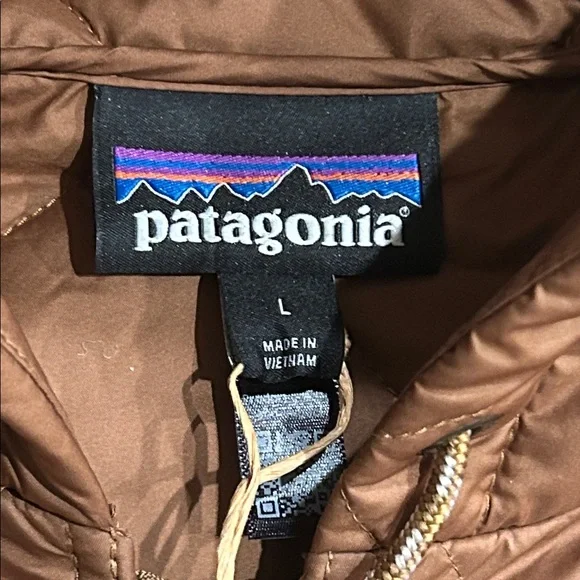 PATAGONIA | Women's Diamond Quilted Bomber Hoody - Picture 9 of 12